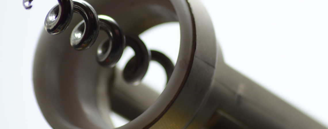 Nahaufnahme eines silbernen Korkenziehers mit spiraliger Spitze.