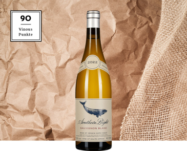 Weinflasche vor braunem, strukturiertem Hintergrund mit Jute-Element.