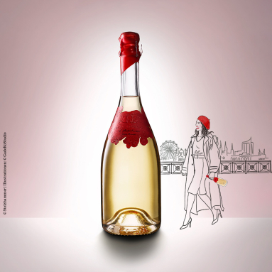 Champagnerflasche mit rotem Siegel, vor einer stilisierten Stadtlandschaft und stilisierter Figur.