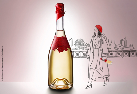 Flasche mit rotem Wachsverschluss vor gezeichneter Skyline und stilisierter Frau.