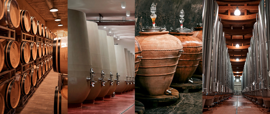 Vier Weinkeller-Aufnahmen mit hölzernen Fässern, Betontanks, Terrakottagefäßen und Edelstahltanks.