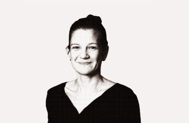 Schwarz-weiß Porträt einer Frau mit hochgestecktem Haar, schlichtem Oberteil.