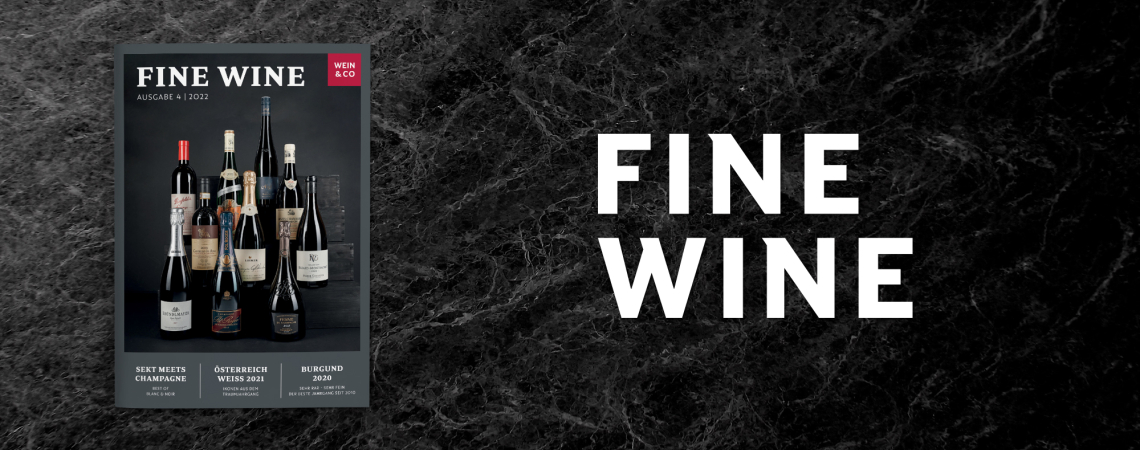 Ein Magazin-Cover mit Weinflaschen vor grauem Hintergrund.