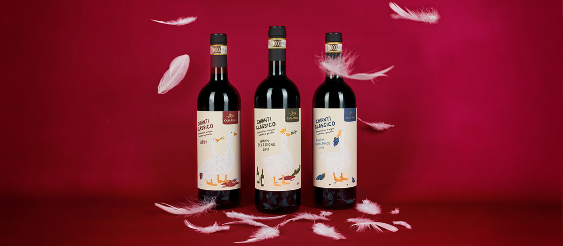 Drei Weinflaschen mit bunten Etiketten, schwebende Federn, roter Hintergrund.