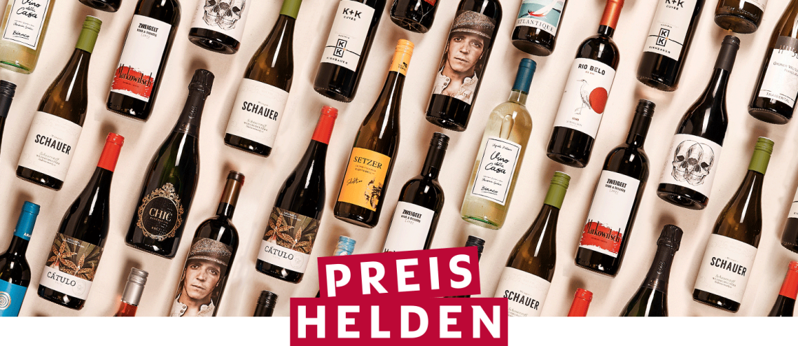 Verschiedene Weinflaschen mit bunten Etiketten auf hellem Hintergrund.