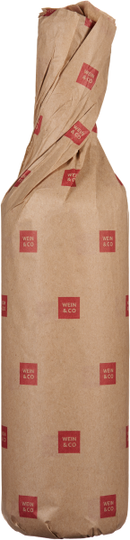 Weinflasche in braunem Papier mit roten Logos eingewickelt.