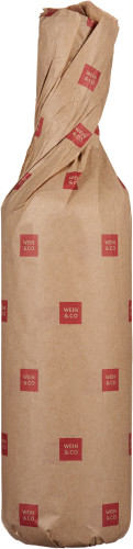 Weinflasche in braunem Papier mit roten Logos eingewickelt.