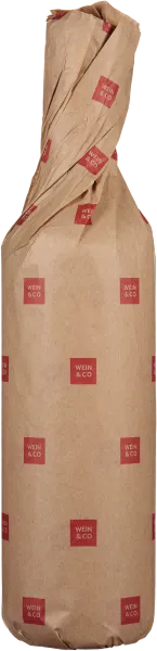 Weinflasche in braunem Papier mit roten Logos eingewickelt.