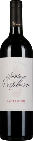 Flasche mit dunklem Glas und schlichtem, elegantem Etikett in Weiß mit schwarzer und roter Schrift. Der Flaschenhals ist mit einer schwarzen Kapsel versehen.