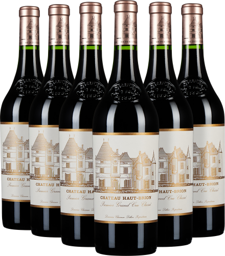 Sechs Weinflaschen mit goldenen Etiketten und kupfernen Kapseln, klassisch angeordnet.