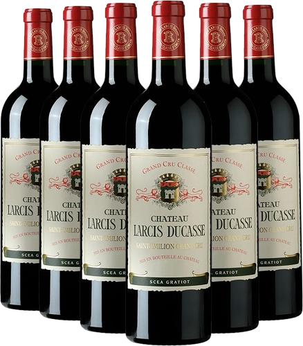 Sechs elegante Rotweinflaschen mit rotem Siegel und feinem, klassischen Etikett.