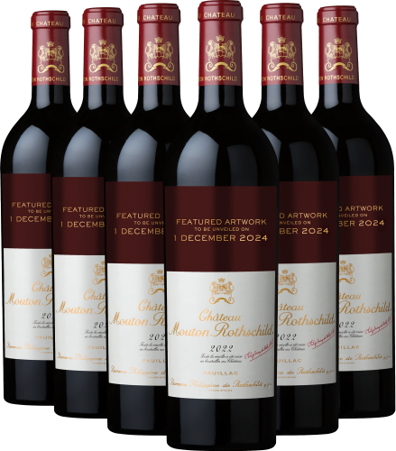 Sechs Rotweinflaschen mit elegantem, goldverziertem Etikett vor schwarzem Hintergrund.