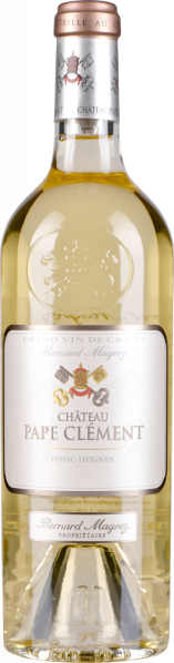 Eine elegante Weinflasche mit hellem, goldenem Inhalt und einer kunstvoll gestalteten Etikette, die ein edles Wappen zeigt; der Flaschenhals ist mit einer silbernen Folie umhüllt.