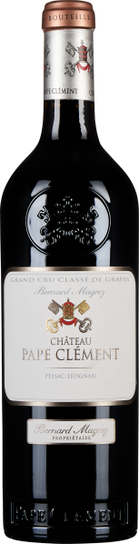 Dunkle Weinflasche mit elegantem Wappen-Etikett und goldener Prägung, schwarze Kapsel mit silbernem und roten Akzenten versiegelt den Flaschenhals.