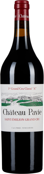 Eine Weinflasche mit rotem Verschluss und elegantem Etikett, das ein Weingut und grüne Weinberge zeigt, steht vor einem neutralen Hintergrund.