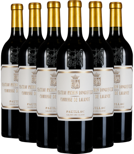 Sechs Rotweinflaschen mit goldener Kapsel und eleganten, klassischen Etiketten.