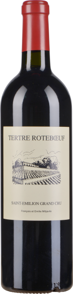 Eine Weinflasche mit rotem Verschluss und elegantem Etikett, das eine ländliche Weinszene in Schwarz-Weiß zeigt. Die Flasche hat eine schlanke, klassische Form und der dunkle Wein schimmert tiefrot hinter dem Glas.