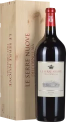 Rotweinflasche mit rotem Verschluss vor Holzkiste mit rotem Aufdruck.