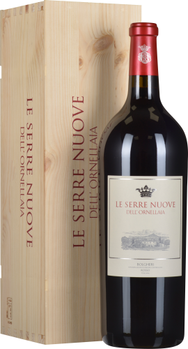 Rotweinflasche mit rotem Verschluss vor Holzkiste mit rotem Aufdruck.