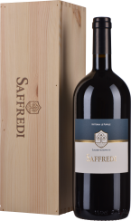 Dunkle Weinflasche mit elegantem Etikett, nebenstehend in einer hellen, gravierten Holzkiste präsentiert.