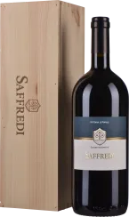 Dunkle Weinflasche mit elegantem Etikett, nebenstehend in einer hellen, gravierten Holzkiste präsentiert.