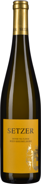 Flasche Wein mit goldgelbem Etikett und glänzendem, goldfarbenem Verschluss.