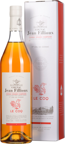 Eine Flasche Cognac mit klarer, goldener Flüssigkeit und weißem Etikett, daneben eine passende, elegante Geschenkverpackung mit ähnlichem Design und roten Akzenten.