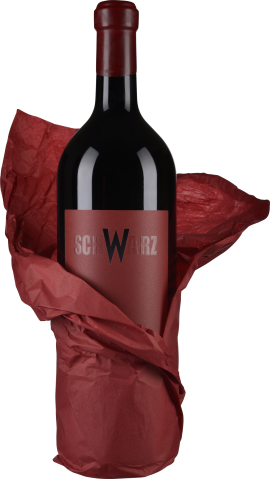 Eine Weinflasche mit dunkelrotem Etikett und Verschluss, eingewickelt in rotes Seidenpapier.