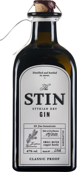 Klassische, dunkelbraune Glasflasche mit einem rechteckigen Etikett in neutralen Farbtönen. Die Flasche hat einen mit rotem Wachs versiegelten Korken und ein elegantes, minimalistisches Design.