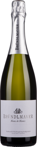 Grüne Sektflasche mit silbernem Etikett und glänzendem Hals.