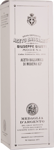 Weiße Verpackung mit schwarzem Text und klassischem Emblem, elegantes Design.