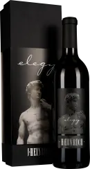 Dunkle Weinflasche neben einer eleganten schwarzen Geschenkbox, beide verziert mit der Abbildung einer klassischen Statue in Grautönen.