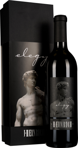 Dunkle Weinflasche neben einer eleganten schwarzen Geschenkbox, beide verziert mit der Abbildung einer klassischen Statue in Grautönen.