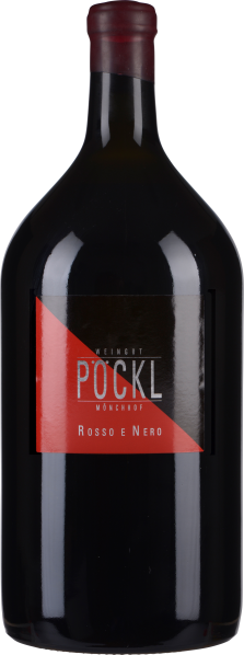 Eine große Flasche Rotwein mit dunkelrotem Flaschenhals und Etikett in schwarzem und rotem Design.