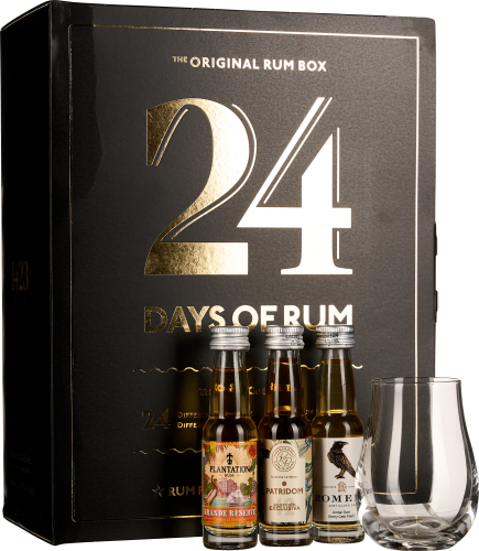 Das Bild zeigt ein elegantes Rum-Set mit einer schwarzen Schachtel, die in glänzendem Gold den Schriftzug "24" trägt. Davor stehen drei kleine Rumflaschen mit unterschiedlichen Etiketten und ein klares Trinkglas.