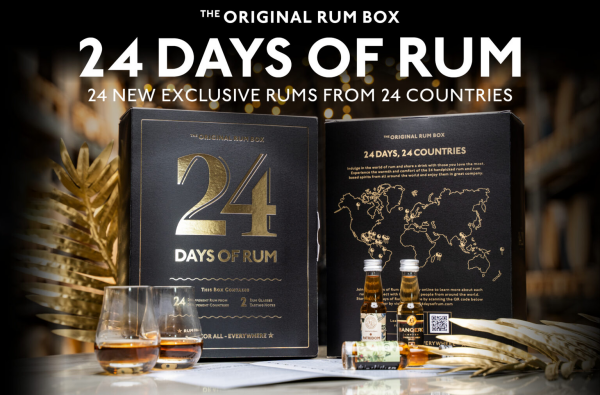 Schwarzes Set mit großer goldener "24" und Weltkarte, zwei Gläser und kleine Rumflaschen vorne.