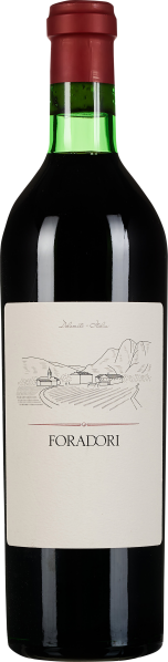 Eine Weinflasche mit rotem Verschluss und grüner Flaschenhälse, die ein schlichtes, elegantes Etikett mit minimalistischem Landschaftsdesign trägt.