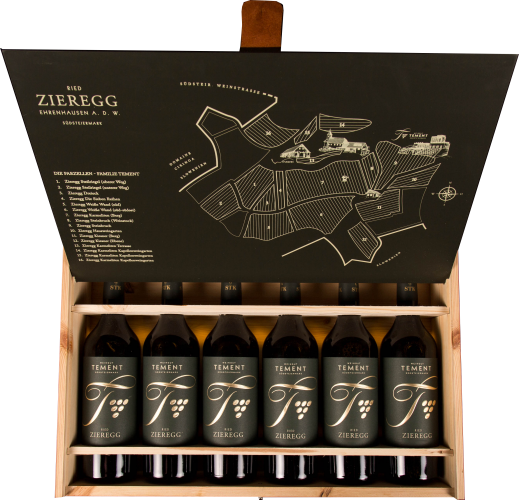 Holzkiste mit sechs Weinflaschen in gleichmäßiger Anordnung. Die Flaschen sind dunkel, mit elegantem Label und goldenen Akzenten. Der aufgeklappte Deckel zeigt eine stilisierte Landkarte auf schwarzem Hintergrund.