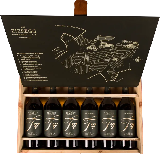 Holzkiste mit sechs Weinflaschen in gleichmäßiger Anordnung. Die Flaschen sind dunkel, mit elegantem Label und goldenen Akzenten. Der aufgeklappte Deckel zeigt eine stilisierte Landkarte auf schwarzem Hintergrund.