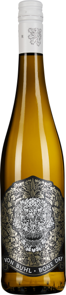 Transparente Weinflasche mit goldgelbem Inhalt, elegantes Etikett mit detailliertem schwarzem und silbernem Muster, weißer Verschluss.