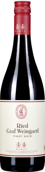 Flasche mit rotem Schraubverschluss und Etikett, darauf in schlichten Farben ein Emblem und Schriftzug. Klare, elegante Gestaltung.