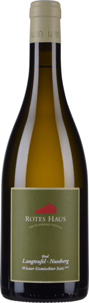 Die Weinflasche zeigt eine klare, grüne Glasflasche mit einem cremefarbenen Verschluss. Das Etikett ist olivgrün mit einem einfachen, roten Symbol in Form eines Hauses. Die Flasche hat eine elegante und schlanke Form.