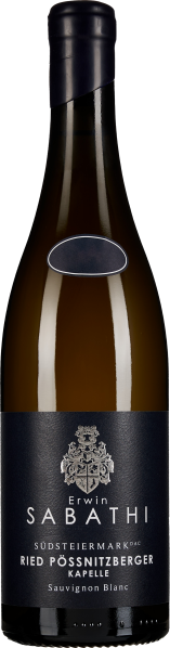 Eine schlanke, elegante Weinflasche mit dunklem, fast schwarzem Etikett. In der Mitte prangt ein detailliertes Wappen. Der Flaschenhals ist mit einer tief blauen Folie versehen.