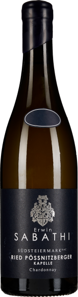 Eine schlanke Weinflasche mit dunklem Etikett und silbernen Details, verschlossen mit schwarzer Kapsel.