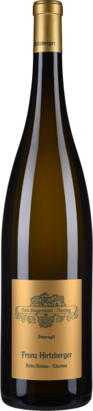 Große Weinflasche mit goldener Kapsel und Etikett vor weißem Hintergrund.