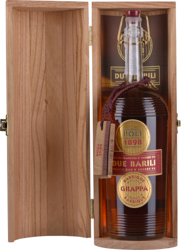 Grappa in hölzerner Geschenkbox mit elegantem goldenen Etikett und rotem Verschluss.