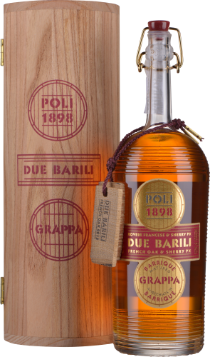 Flasche mit bernsteinfarbenem Grappa, verziert mit goldenen Etiketten und Korken sowie rotem Verschluss. Sie steht neben einer eleganten, hölzernen Geschenkbox mit roten Aufdrucken.