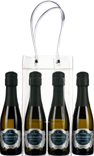 Eine transparente Tragetasche mit vier kleinen Flaschen Prosecco, die dunkelgrüne Etiketten und Verschlüsse haben.