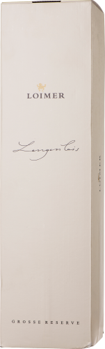 Helle Weinkartonverpackung mit eleganter Beschriftung und dezentem Emblem.