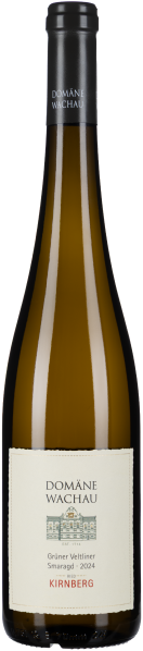 Eine schlichte Weinflasche mit dunkelgrünem Hals und einem cremefarbenen Etikett, das elegante Illustrationen zeigt.